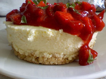 postre de tres leches con una deliciosa capa de fresas
