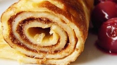 Rollo de maiz con cereza y jugo de leche