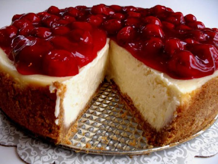 postre de leche con capa de cerezas