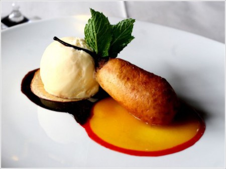 Postre de bola de helado con palito de queso relleno